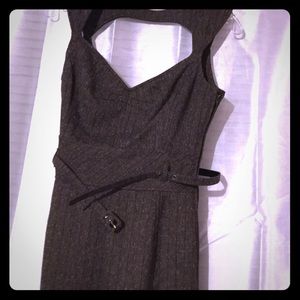 👗Brown dress with open back and belt.